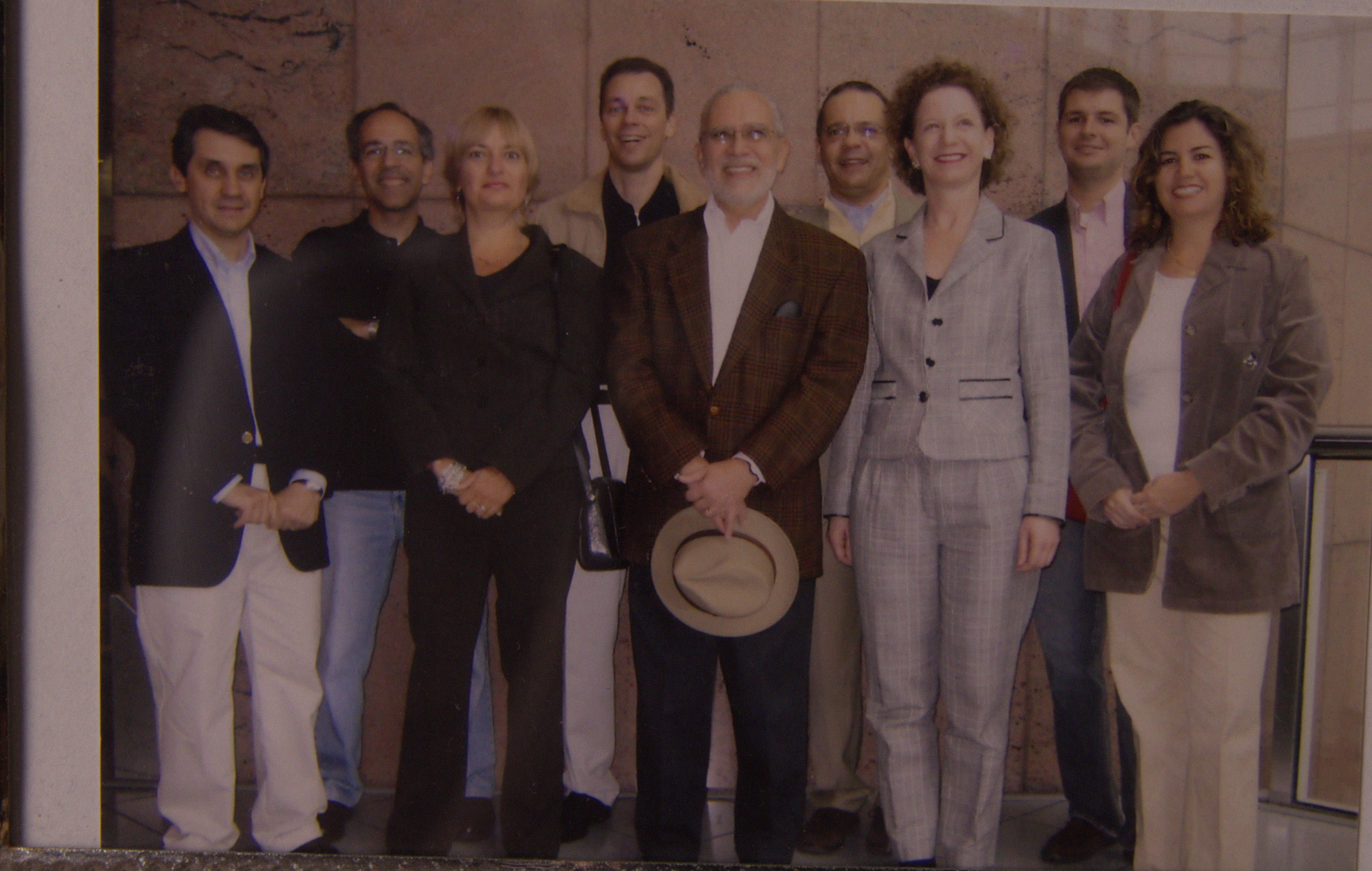 O embaixador José Alfredo Graça Lima, no centro da imagem, posa para foto ao lado do corpo de diplomatas que trabalhava na missão brasileira junto a União Europeia, em Bruxelas. A foto foi feita por ocasião do fim da missão de Graça Lima como representante permanente do Brasil junto à União Europeia.